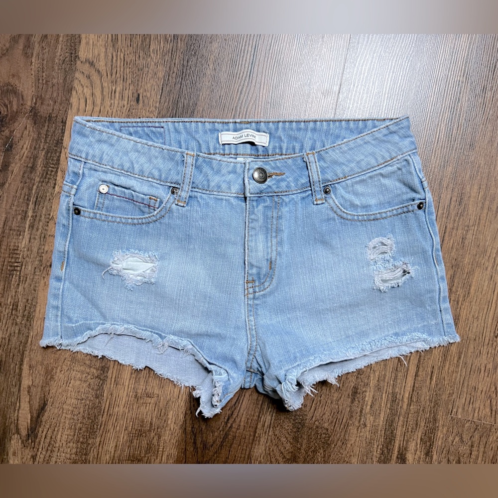 Brand: Adam Levine
Size: 4
Color:blue jeans
Style:short shorts